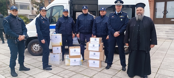 Οι Αστυνομικοί προσέφεραν τα είδη που συγκέντρωσαν στην Τράπεζα Αγάπης του Ιερού Ναού Αγίων Θεοδώρων Ορεστιάδας. 